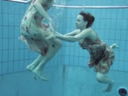 泳池兩個美人裸體游泳